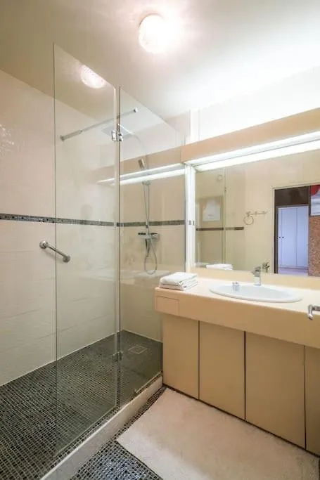Beautifully Designed 1br With King Size Bed * Párizs